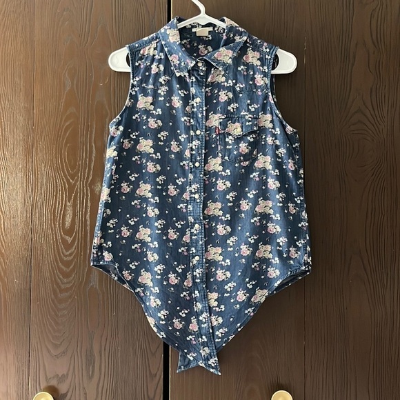 Levi’s sleeveless, Pearl snap buttoned blouse. Size Small - Picture 1 of 10